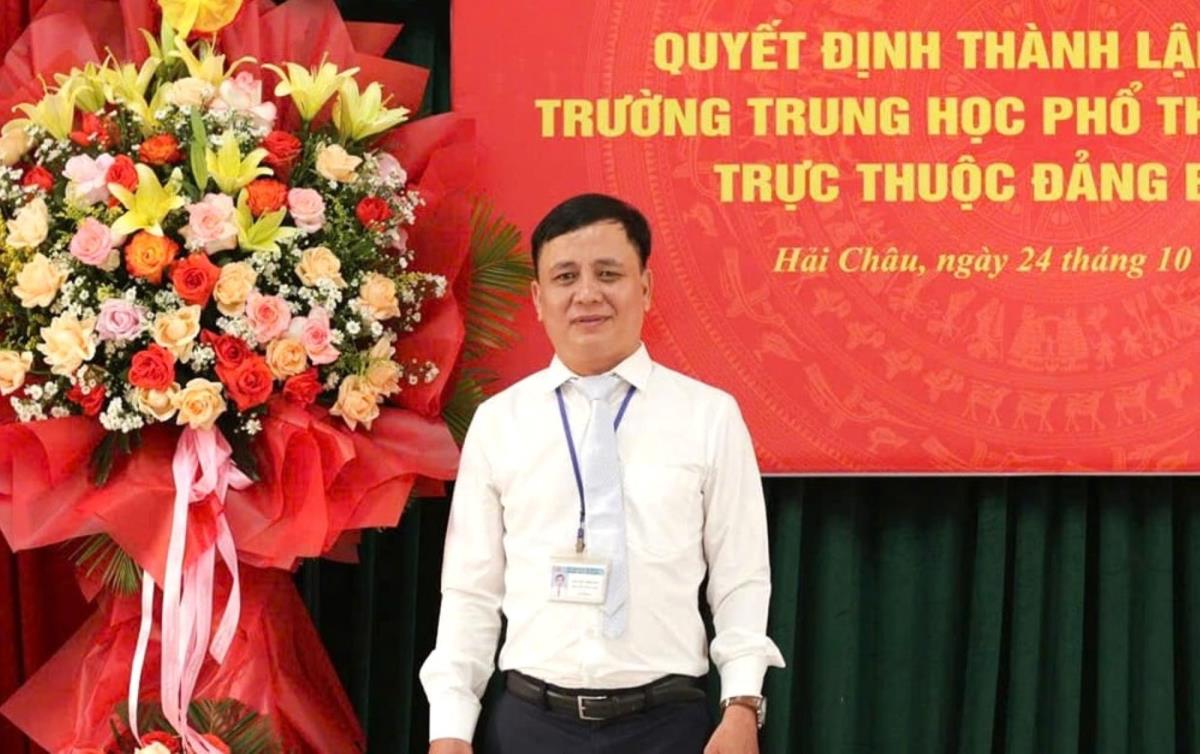 Cử tri Nguyễn Thị Thảo (bìa phải) tìm hiểu thông tin bầu cử.