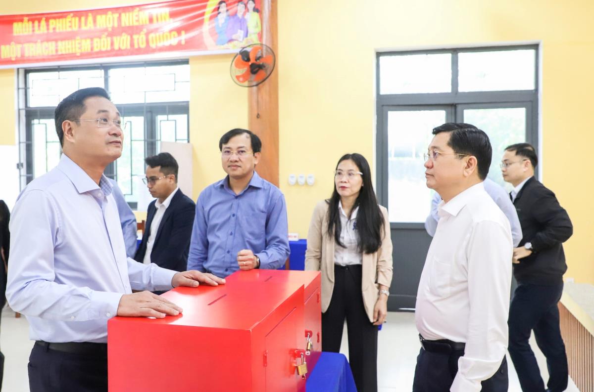 Phó Bí thư Thường trực Thành ủy Nguyễn Đình Vĩnh kiểm tra công tác chuẩn bị bầu cử tại khu vực bỏ phiếu số 5, phường Liên Chiểu.