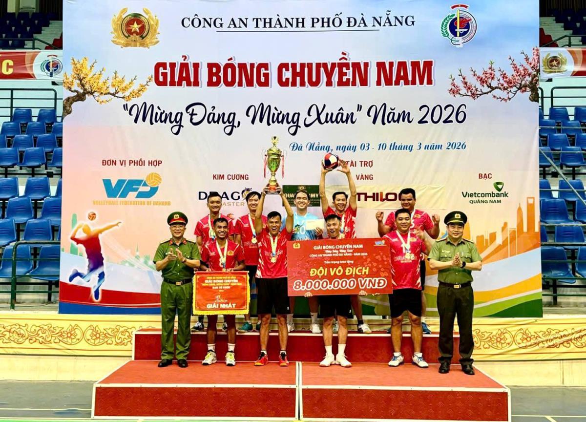 Đại tá Nguyễn Xuân Hoàng và Ban tổ chức trao cờ, cúp và tiền thưởng cho đội vô địch.
