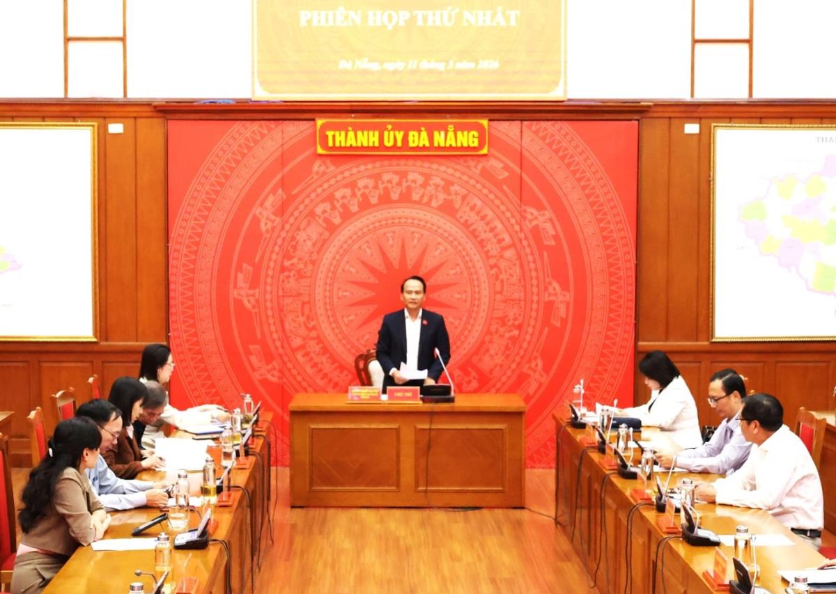 Phó Bí thư Thường trực Thành ủy Nguyễn Đình Vĩnh phát biểu tại phiên họp.