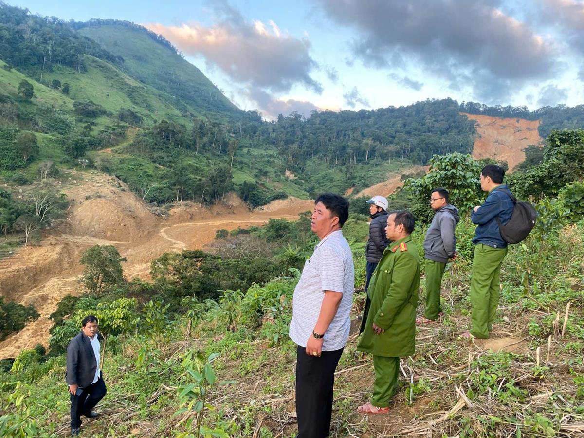 Cơ quan chức năng kiểm tra hiện trường sạt lở tại thôn Pứt, xã Hùng Sơn vào mùa mưa năm 2025.