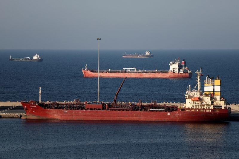 Tàu đang neo đậu trên eo biển Hormuz Ảnh: Reuters