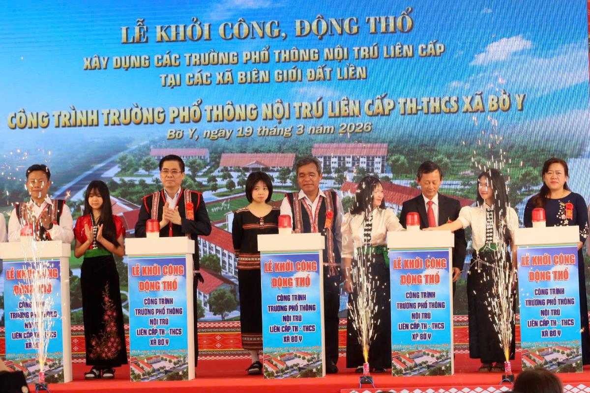 Lãnh đạo tỉnh tặng quà cho các em học sinh có hoàn cảnh khó khăn, vươn lên đạt thành tích tốt trong học tập