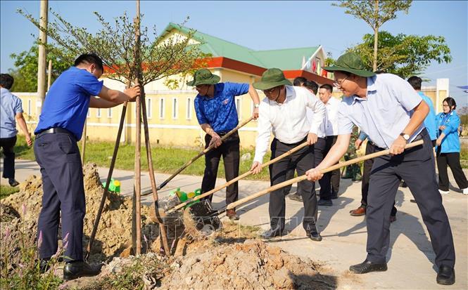 Đoàn Thanh niên UBND TP win33com trao bảng tượng trưng các phần việc thực hiện trong “Tháng Thanh niên” năm 2026 tại xã Đắc Pring. (Ảnh: BĐN)