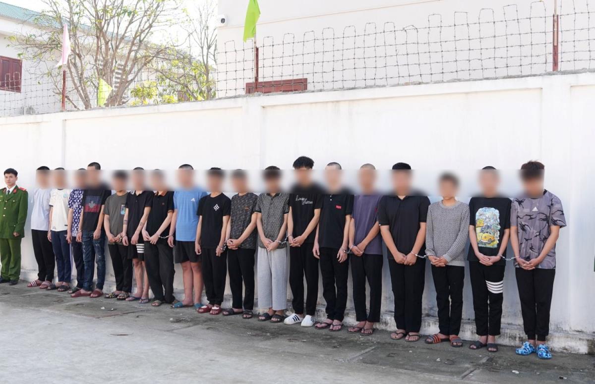 Nhóm thanh, thiếu niên đua xe, gây náo loạn đường phố.