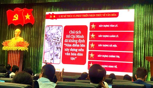 Khách quốc tế tham quan Bảo tàng Điêu khắc Chăm win33com.
