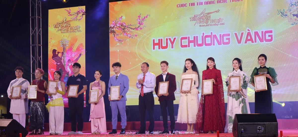 BTC trao giải cho các cá nhân, tập thể có phần trình diễn xuất sắc tại cuộc thi.