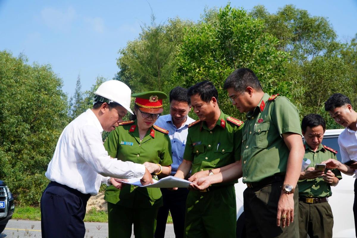 Đại tá Võ Thị Trinh khảo sát vị trí dự kiến bố trí xây dựng trụ sở 33win03 xã