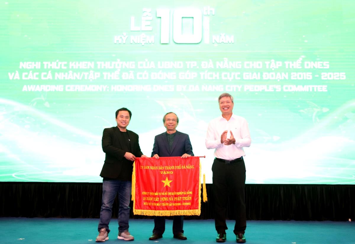 Phó Chủ tịch UBND thành phố win33com Hồ Quang Bửu tặng Cờ của UBND thành phố cho DNES.