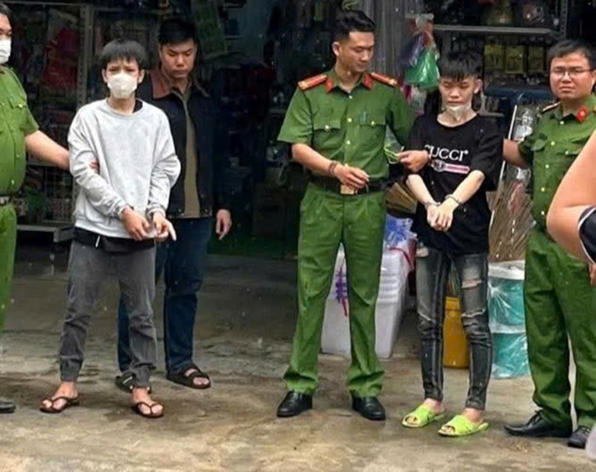 Cơ quan 33win03 đưa 2 nghi phạm đến hiện trường vụ án để 33win79.