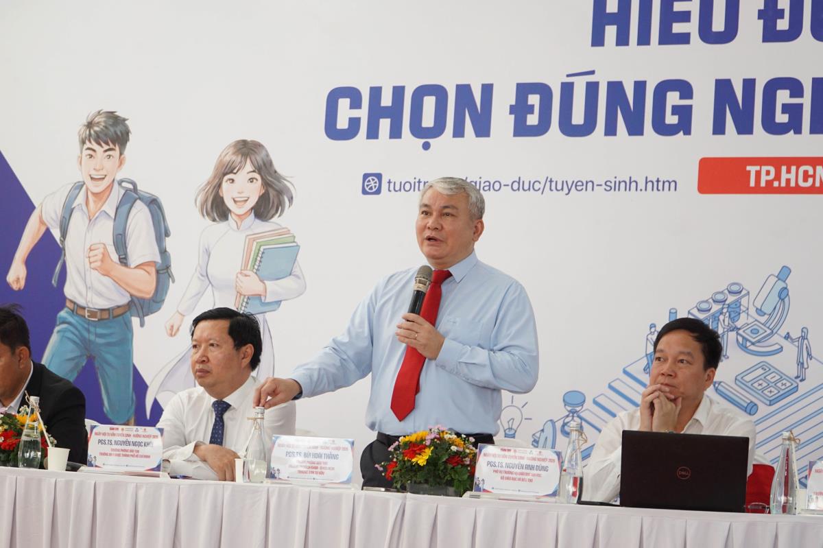 Ban tư vấn trao đổi thông tin với học sinh, phụ huynh tại chương trình.