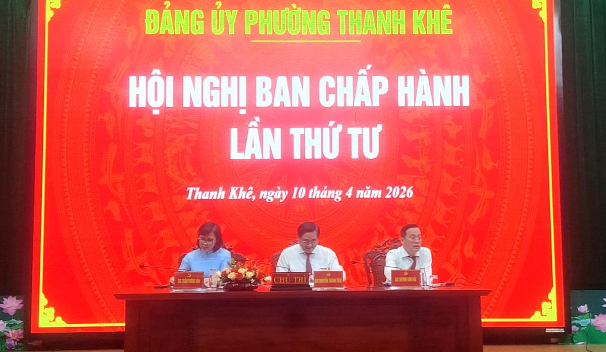 Đảng ủy phường Thanh Khê công bố và trao các quyết định điều động, bổ nhiệm cán bộ sau bầu cử HĐND phường.