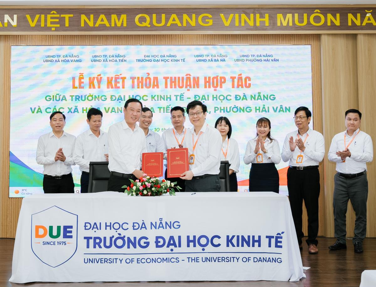 Đại biểu chụp ảnh lưu niệm tại lễ ký kết thỏa thuận hợp tác