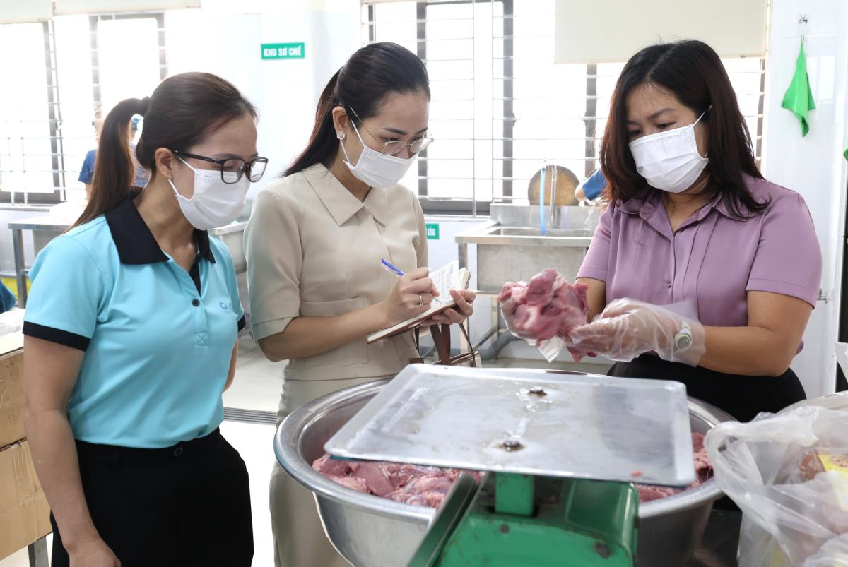 Đoàn công tác Sở GD&ĐT kiểm tra công tác tổ chức bán trú.
