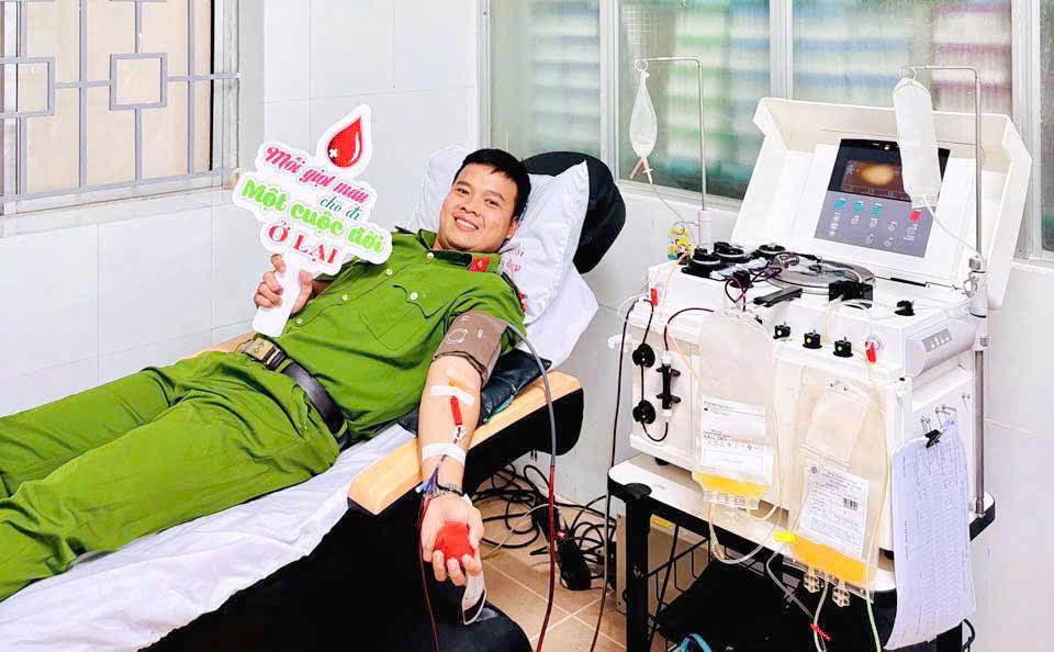 Đại úy Trần Phi Dũng (ngoài cùng bên phải) nhận Bằng khen của Chủ tịch UBND tỉnh vì có thành tích xuất sắc trong phong trào hiến máu tình nguyện.