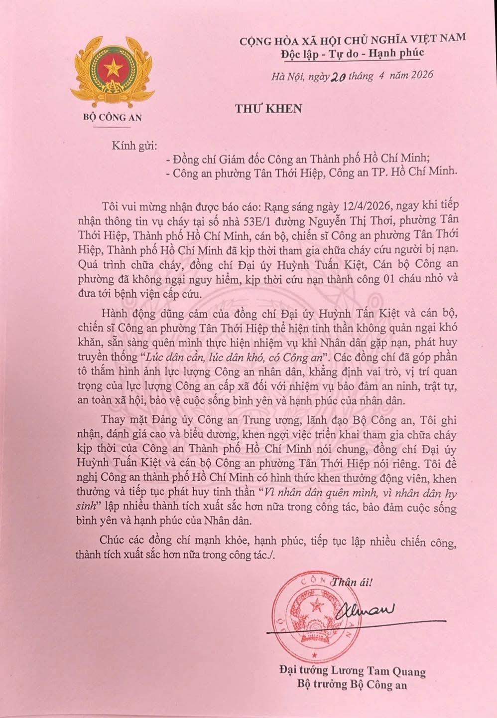Cơ quan chức năng khám nghiệm hiện trường vụ cháy.