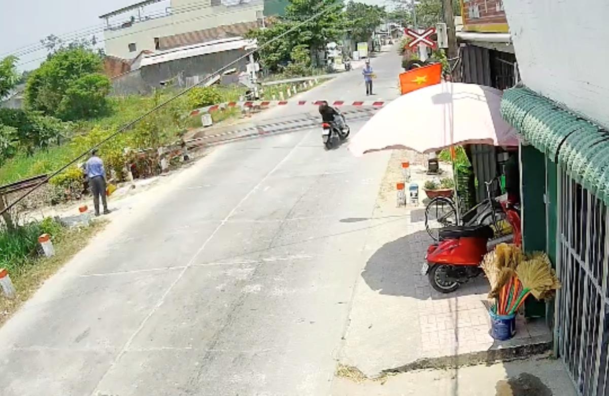 Thanh niên va chạm với cần chắn (Ảnh cắt từ clip)