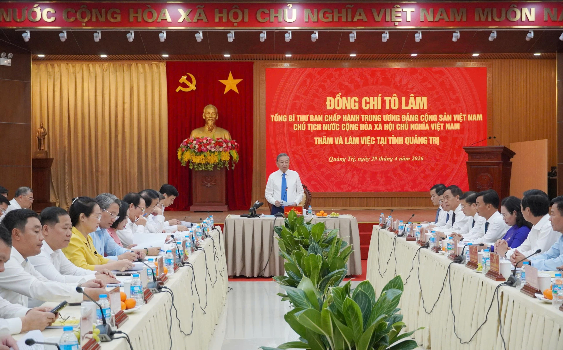 Đồng chí Tô Lâm, Tổng Bí thư, Chủ tịch nước và các thành viên đoàn công tác chụp ảnh lưu niệm cùng các đồng chí lãnh đạo tỉnh - Ảnh: X.P