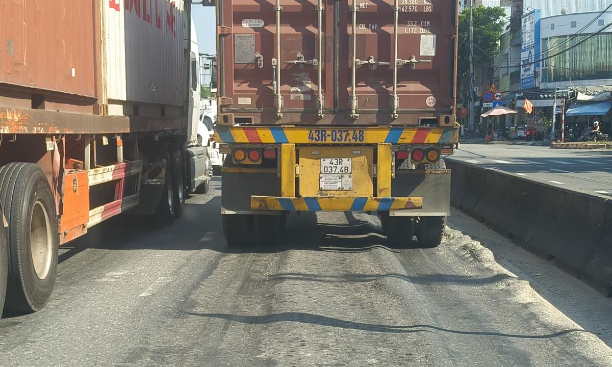 Những vết sống trâu kéo dài trên đường Ngũ Hành Sơn.