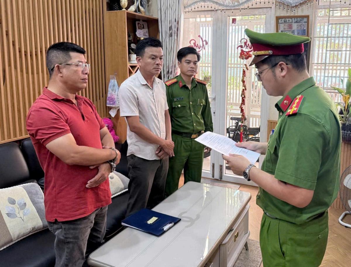 Tống đạt quyết định khởi tố, bắt tạm giam đối tượng Nguyễn Lê Duy Dũng
