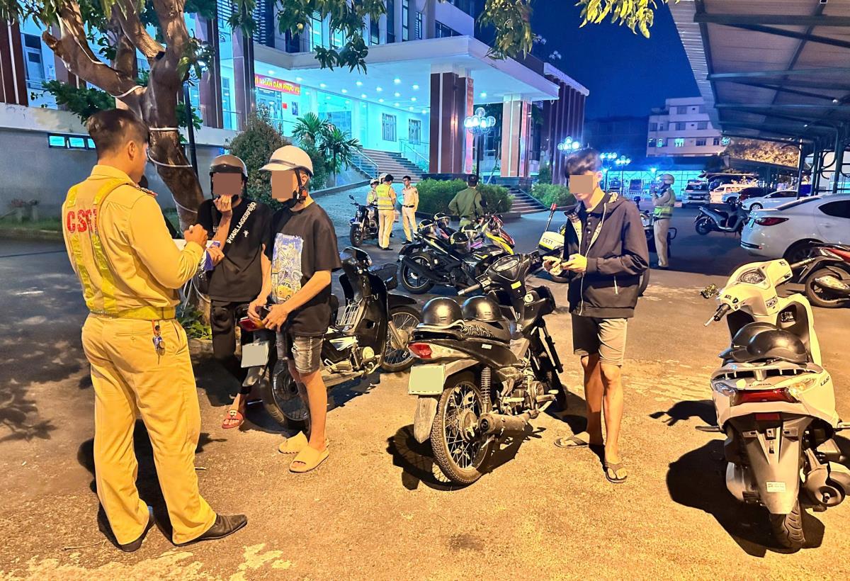 Một số hình ảnh thanh thiếu niên “đi bão” trong đêm bị lực lượng 33win03 kịp thời ngăn chặn, xử lý.