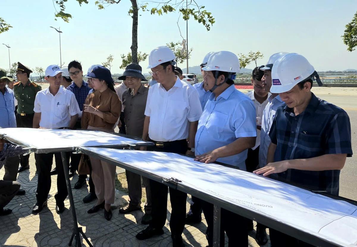 Ông Nguyễn Công Hoàng (áo trắng, giữa), kiểm tra dự án trên địa bàn phía Đông tỉnh.