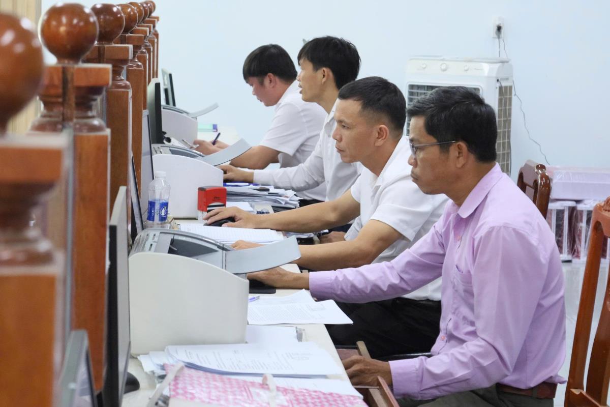 Cán bộ Trung tâm hành chính công xã Tịnh Khê giải quyết thủ tục hành chính.