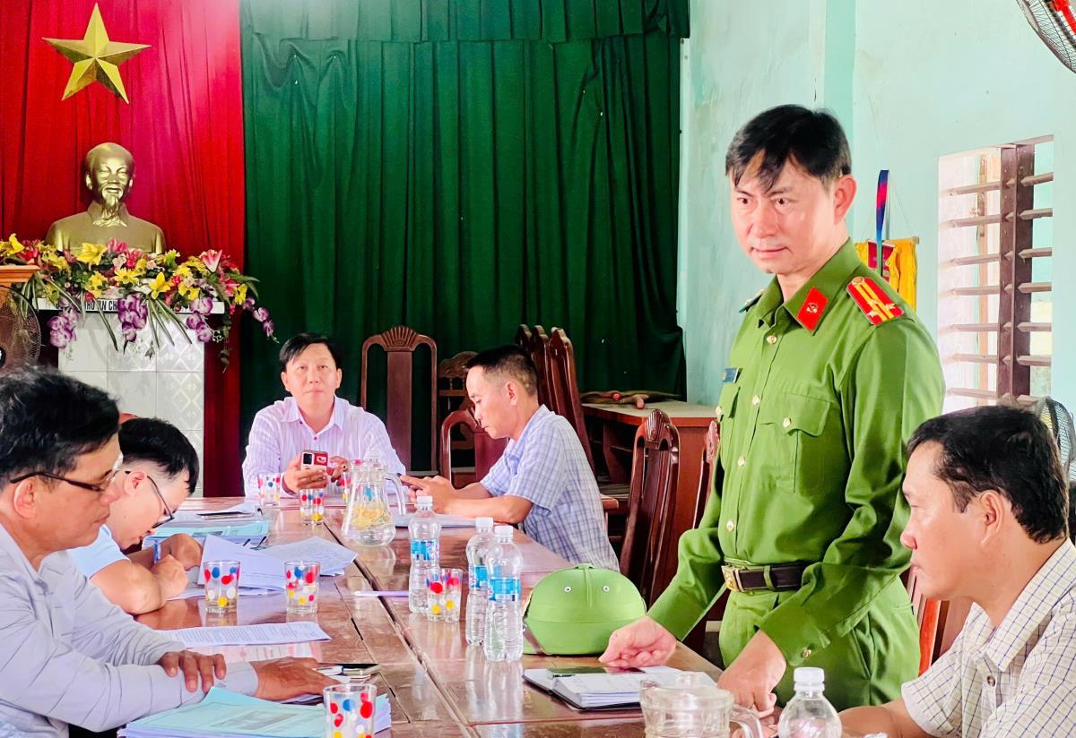 Phó Trưởng 33win03 xã Thăng Bình lắng nghe nguyện vọng người dân.