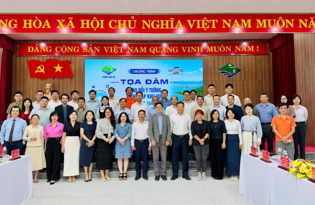 Các đại biểu tham dự chụp ảnh lưu niệm tại buổi tọa đàm.
