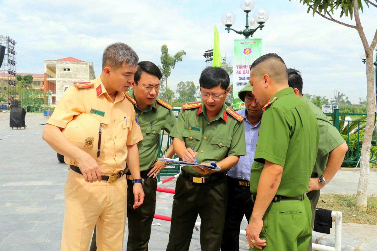 Đại tá Trần Ngọc Tuấn kiểm tra khu vực Quảng trường Hồ Chí Minh và Làng Sen.