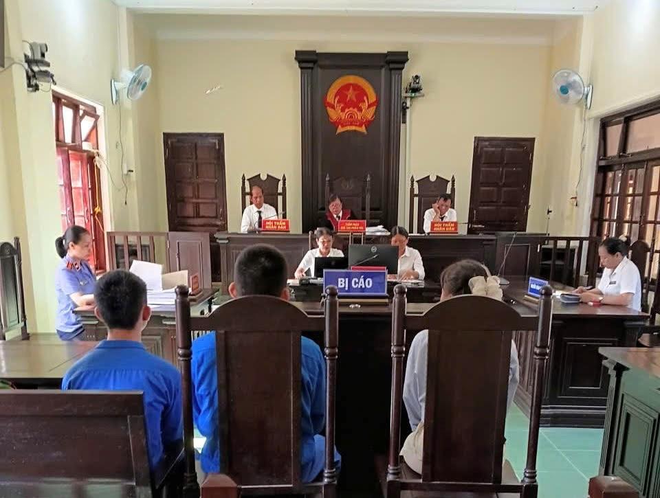 Quang cảnh phiên tòa xét xử sơ thẩm các bị cáo.