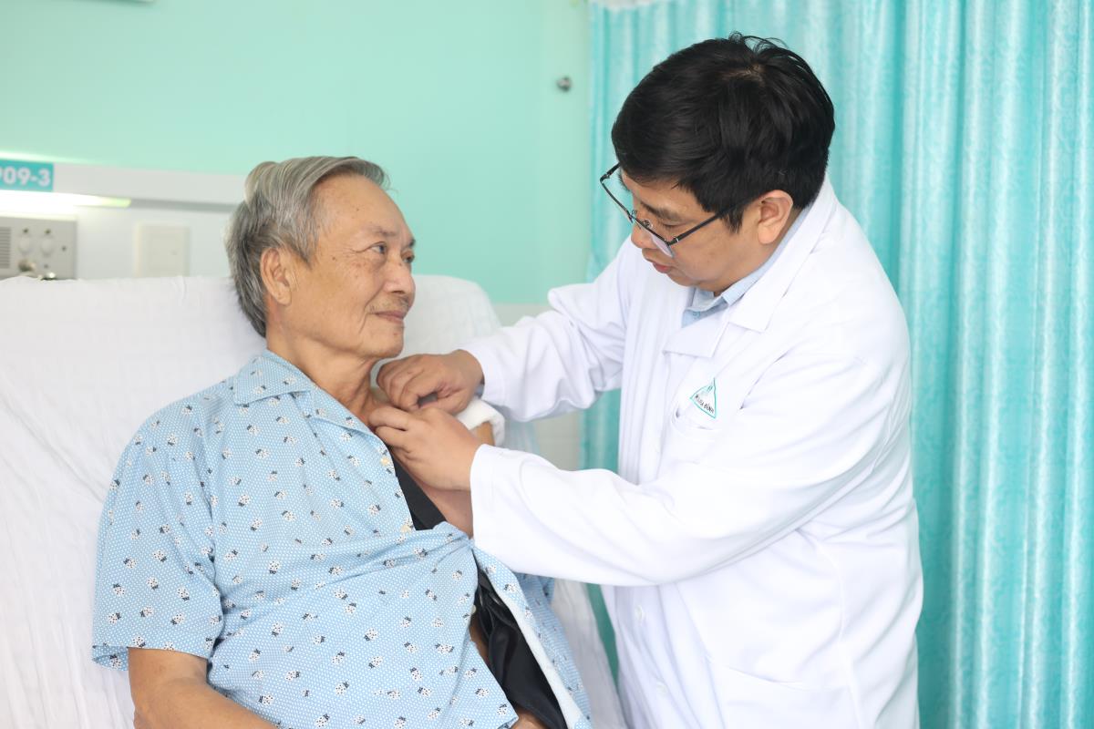 Bác sĩ thăm khám cho bệnh nhân sau phẫu thuật.