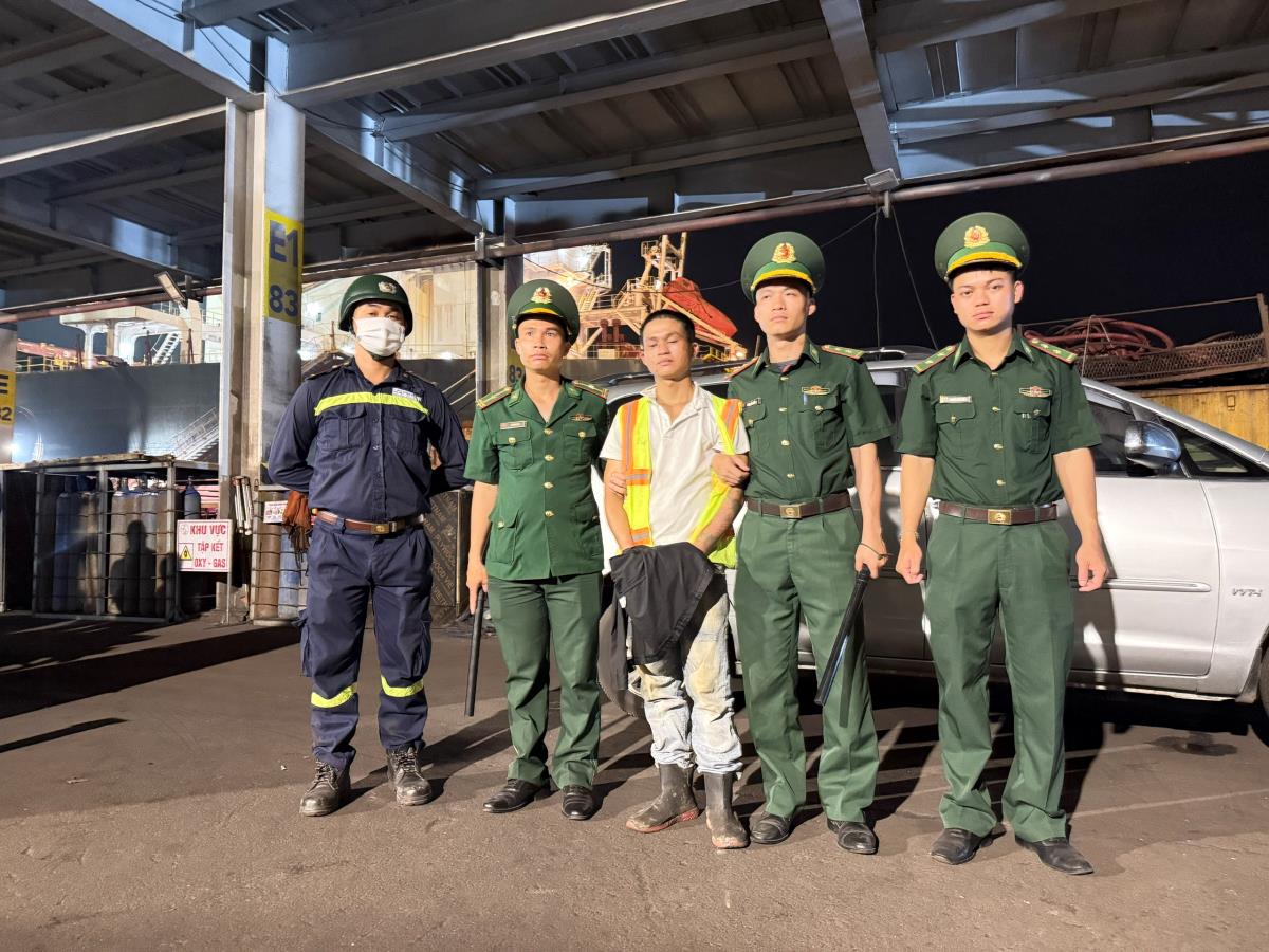 Đối tượng Toàn (đứng giữa) bị tạm giữ.