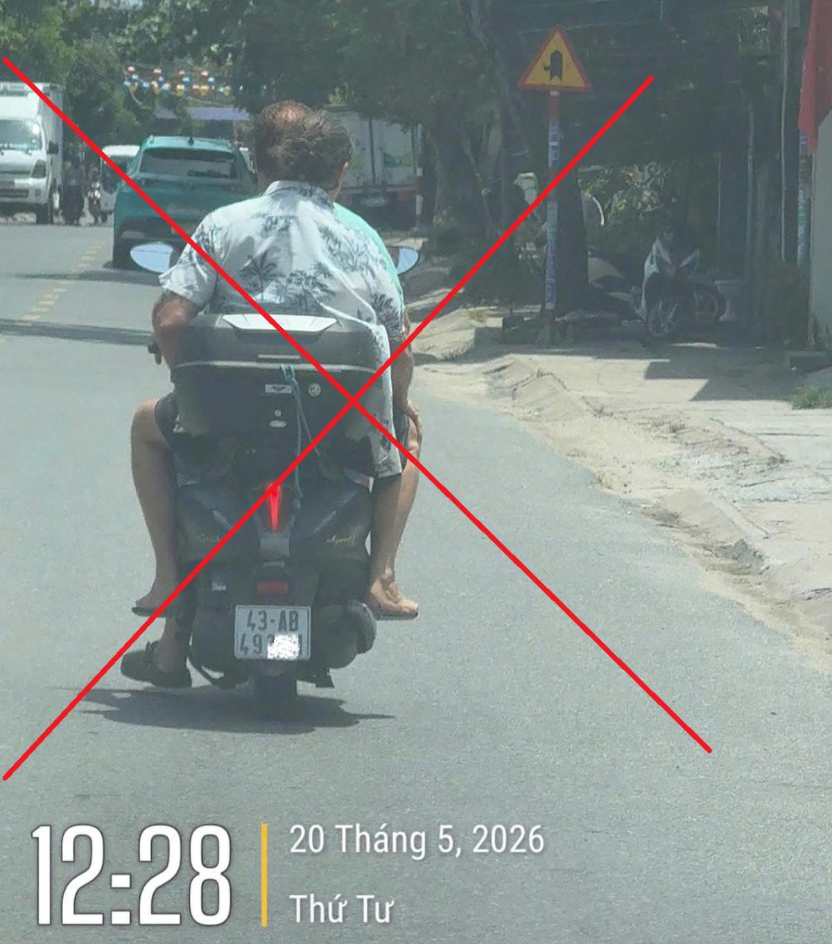 Hình ảnh 2 người nước ngoài vi phạm 33win33.