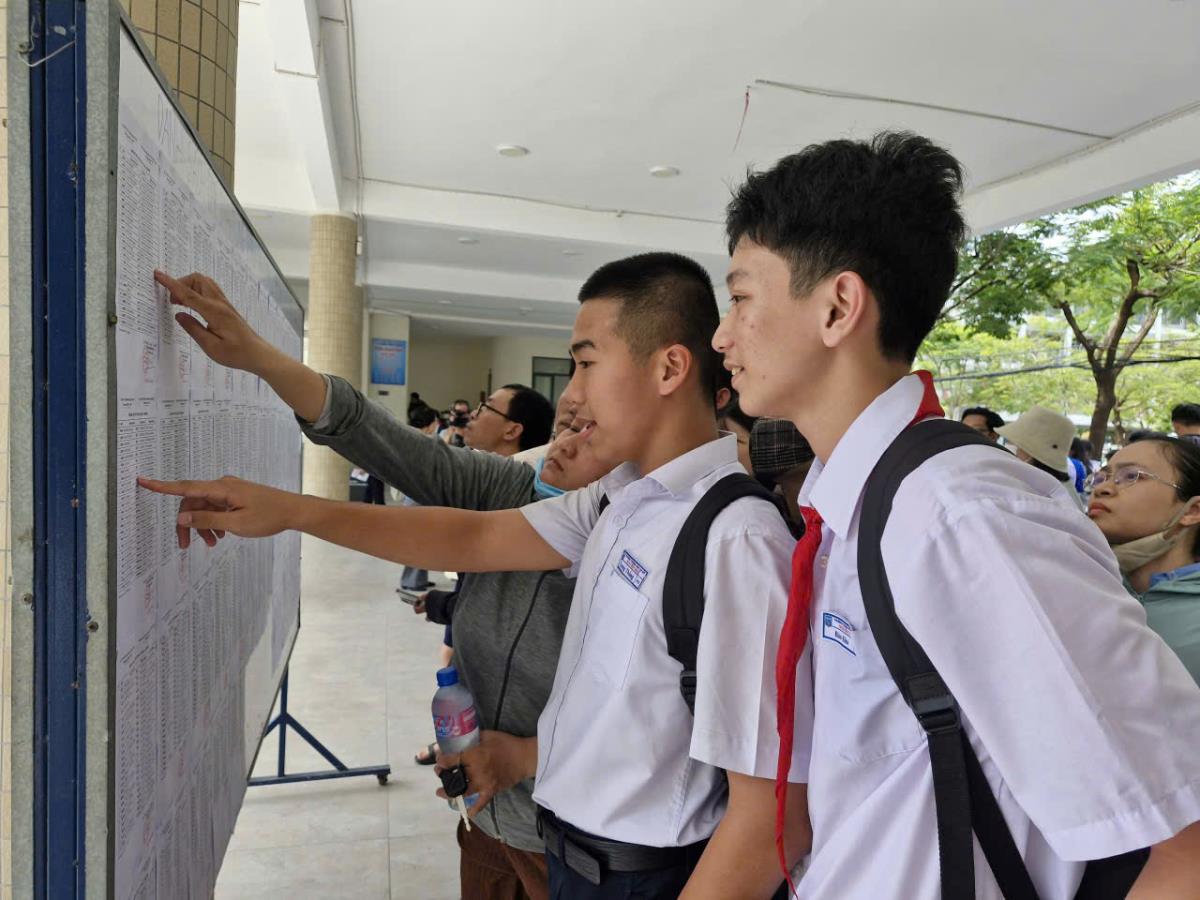 Cán bộ coi thi hướng dẫn thí sinh kiểm tra, chỉnh sửa thông tin liên quan.