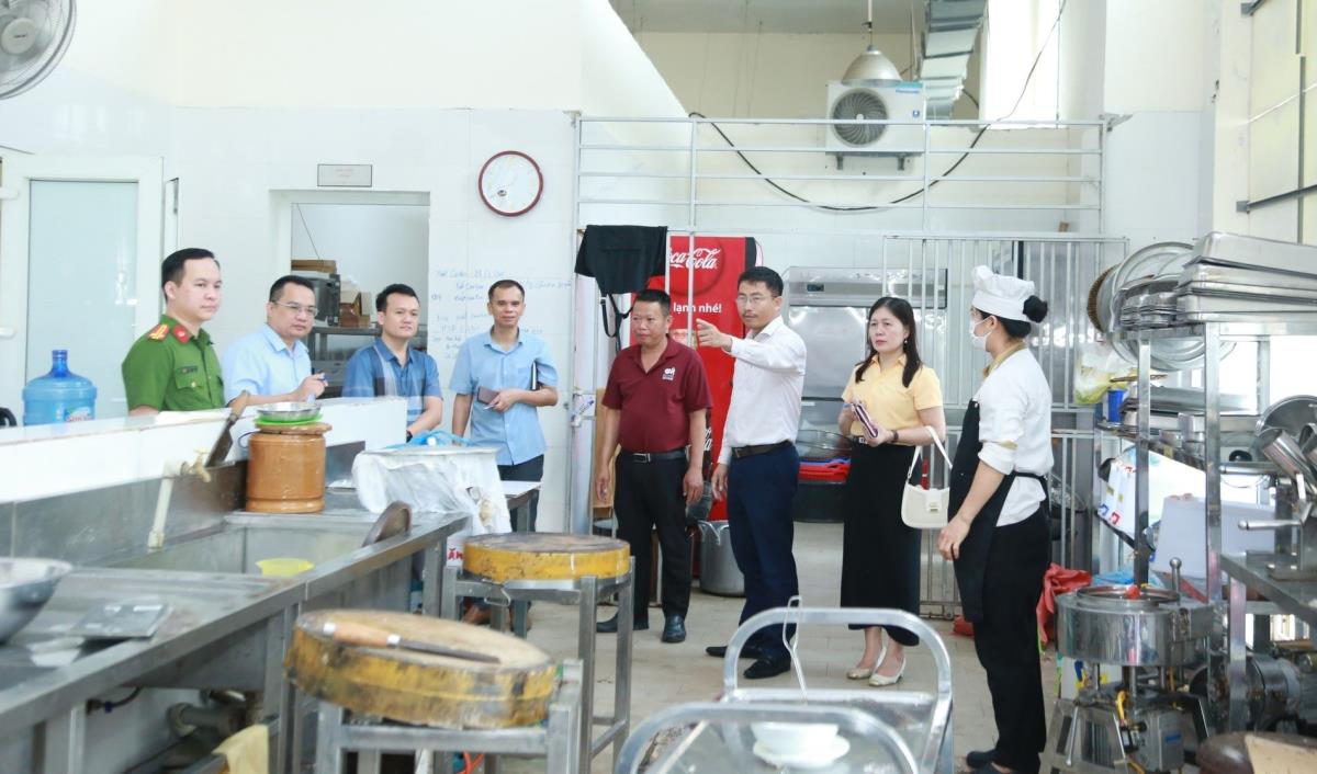 Đoàn liên ngành tỉnh Nghệ An kiểm tra và phát hiện các cơ sở vi phạm về an toàn thực phẩm