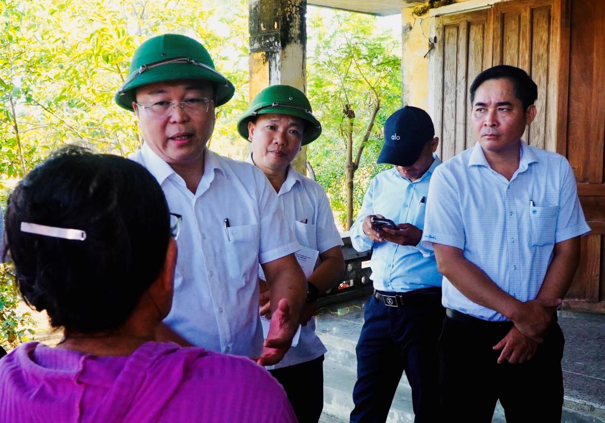 Đoàn công tác kiểm tra thực tế các khu tái định cư.
