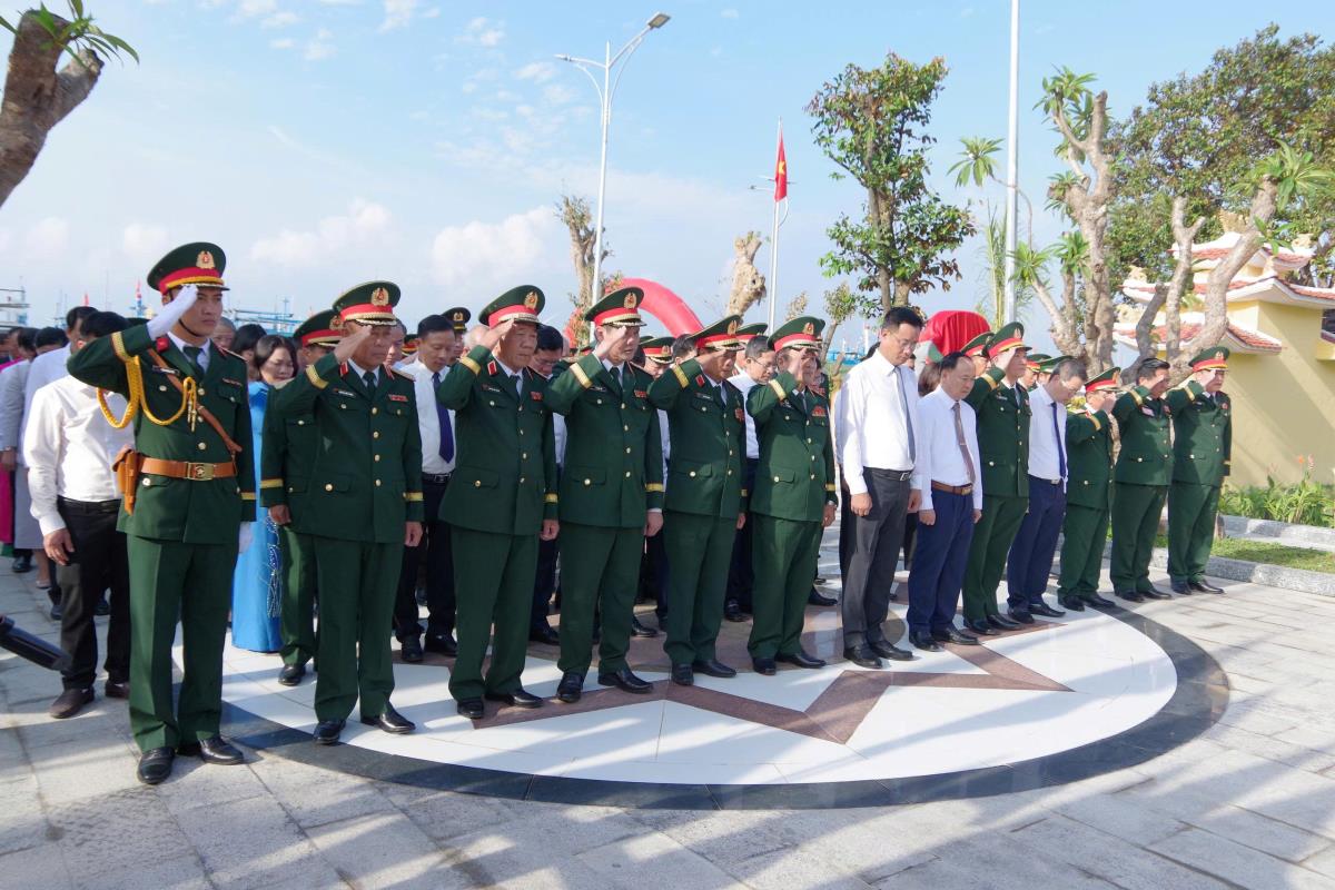 Các đại biểu với nghi thức cắt băng khánh thành khu tưởng niệm.