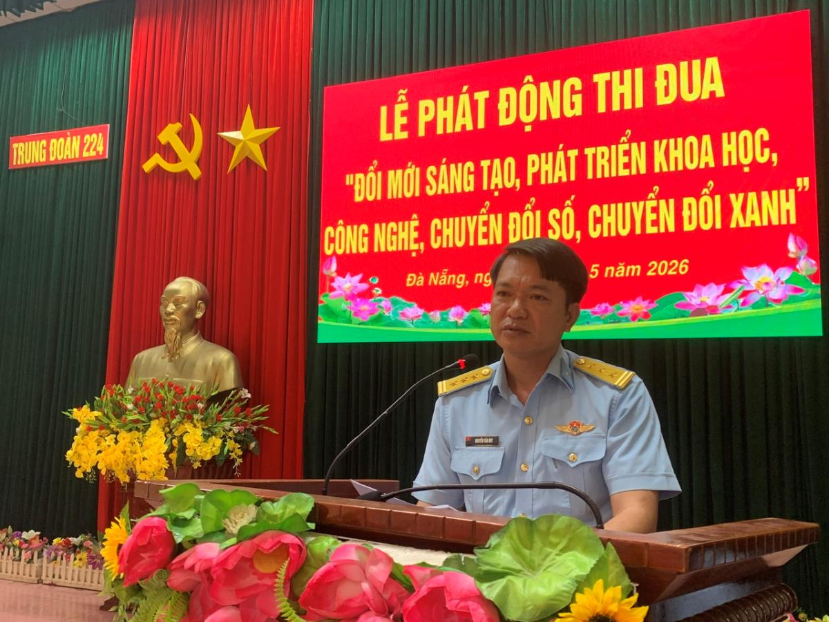 Thượng tá Nguyễn Văn Huy phát động phong trào thi đua.