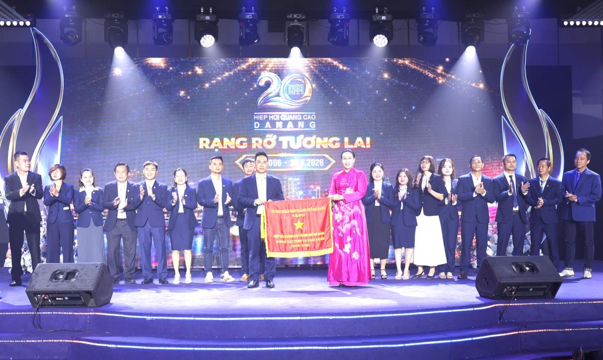 Lãnh đạo DAA trao cờ lưu niệm cho các đội bóng đá tham dự Giải bóng đá sân 7 chào mừng kỷ niệm 20 năm thành lập DAA.