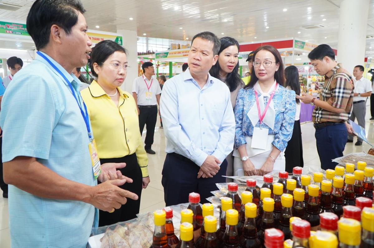 Chủ tịch UBND thành phố Nguyễn Mạnh Hùng nghe chủ doanh nghiệp, hợp tác xã giới thiệu về sản phẩm.