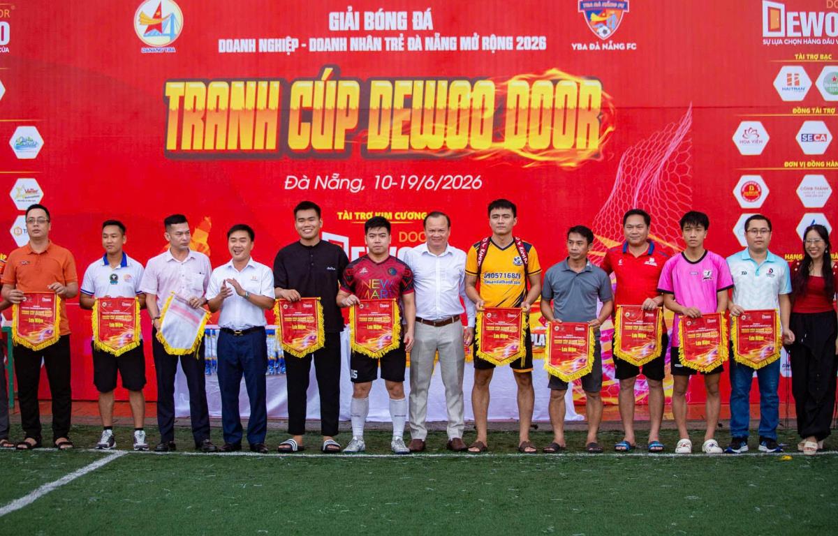 Các trận đấu lượt khai mạc diễn ra hấp dẫn