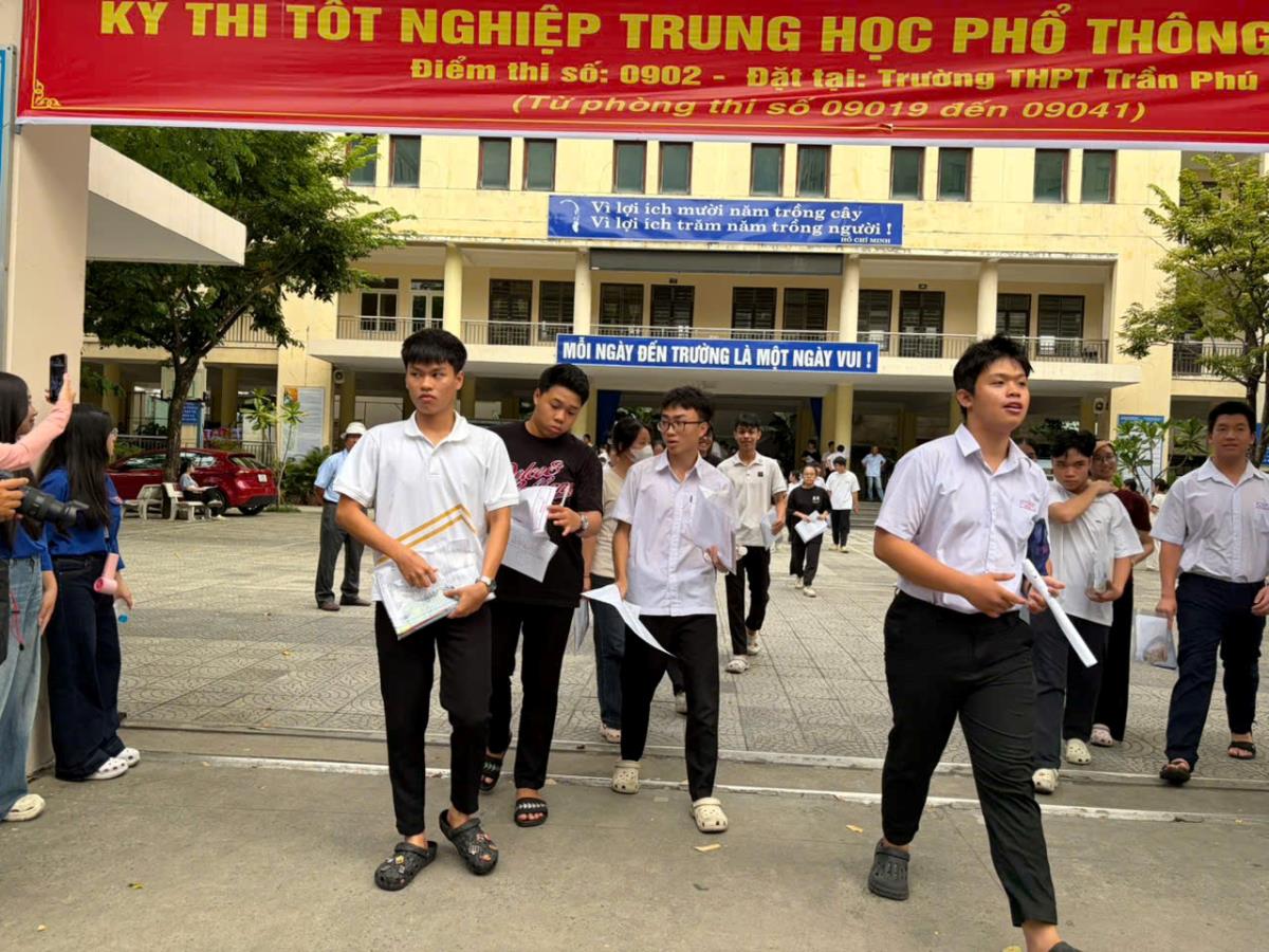 Lực lượng 33win03 hướng dẫn phụ huynh, người thân đưa đón TS đậu đỗ đúng nơi quy định.