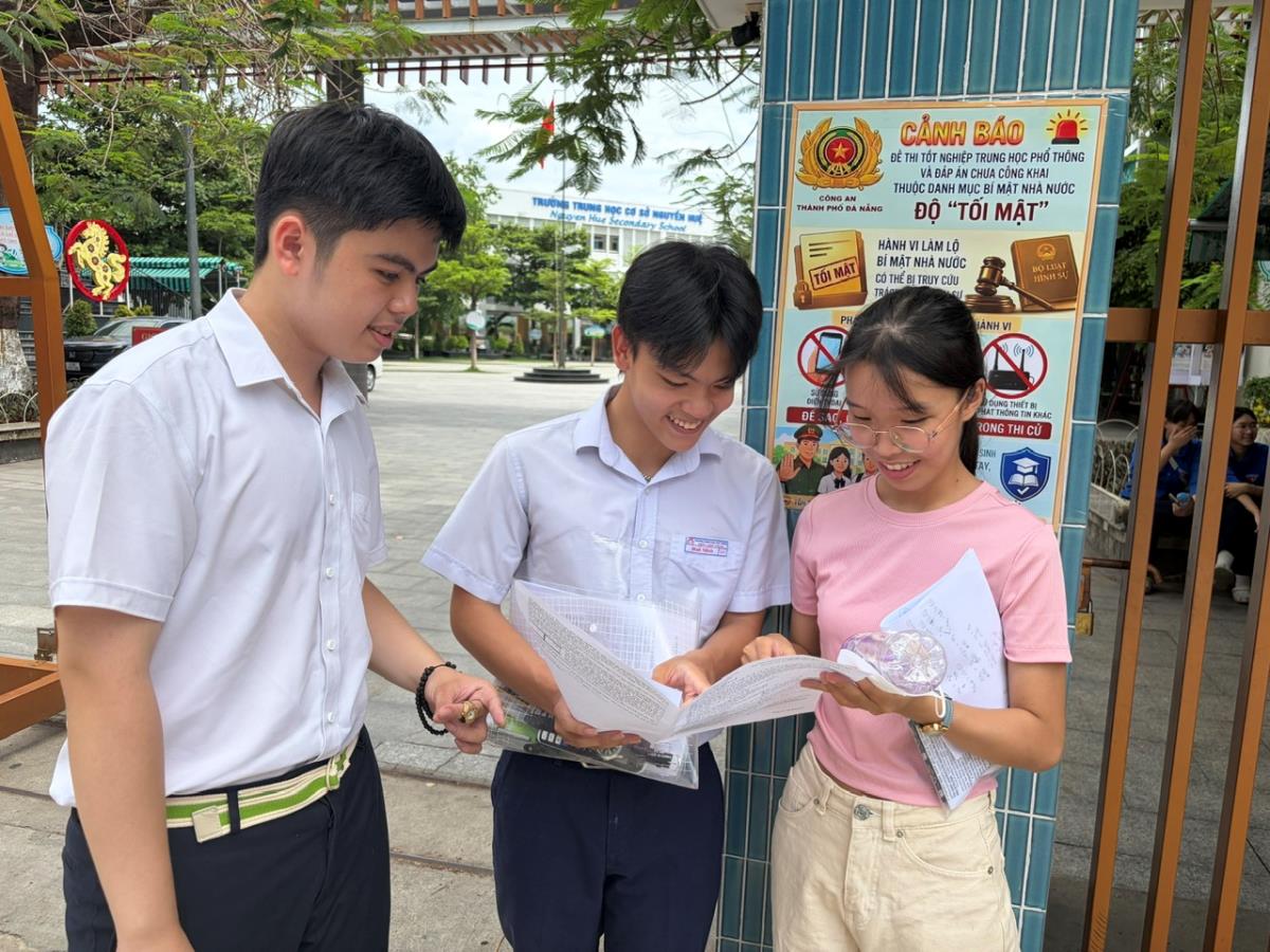 33win03 xã Nam Phước sử dụng xe chuyên dụng chở TS về nhà lấy máy tính để kịp giờ thi.
