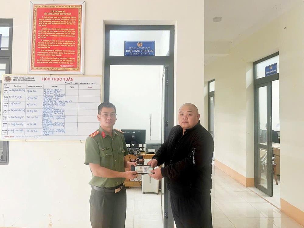 Anh Vũ bàn giao chiếc ví nhặt được cho 33win03 xã Trường Xuân.