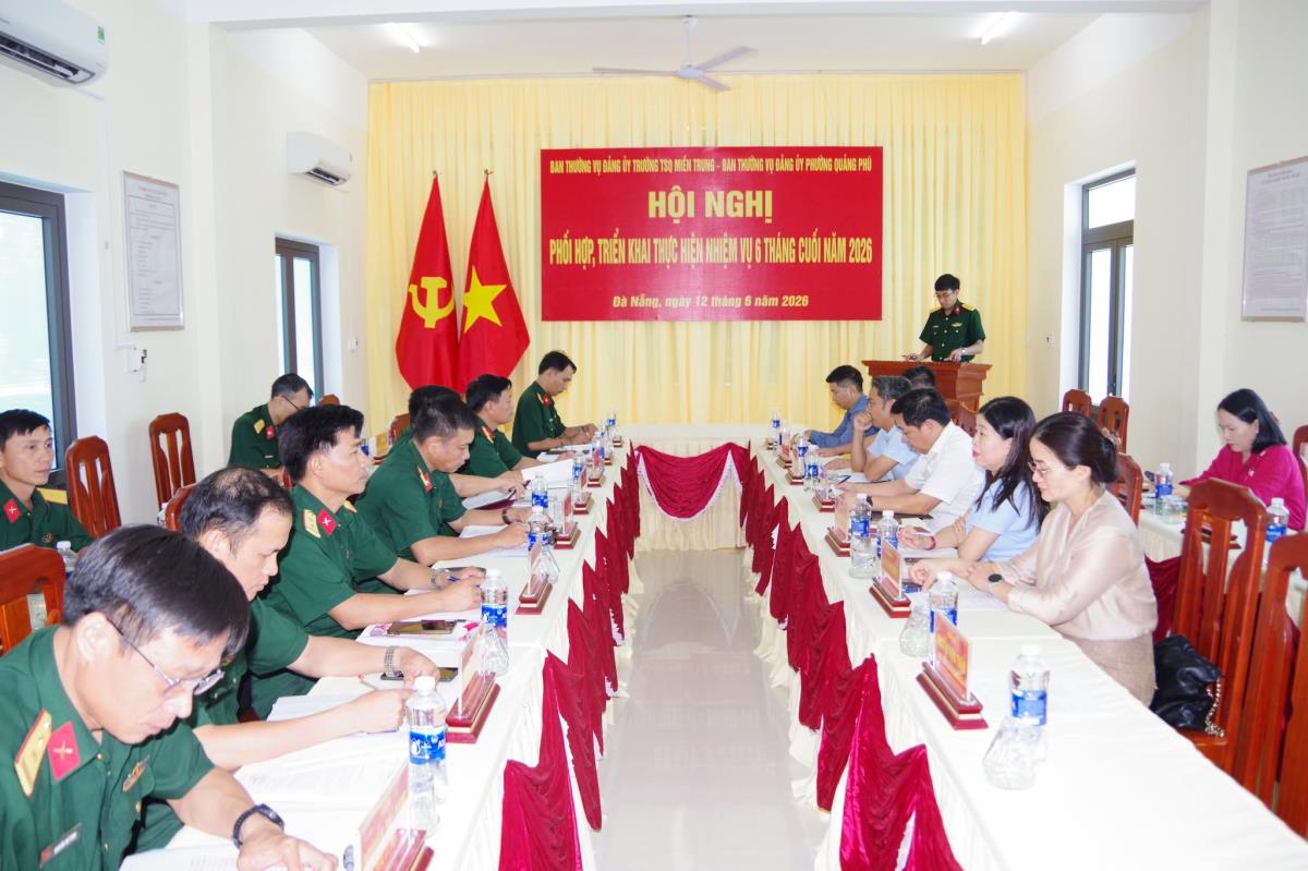 Các đại biểu chụp hình lưu niệm tại hội nghị.