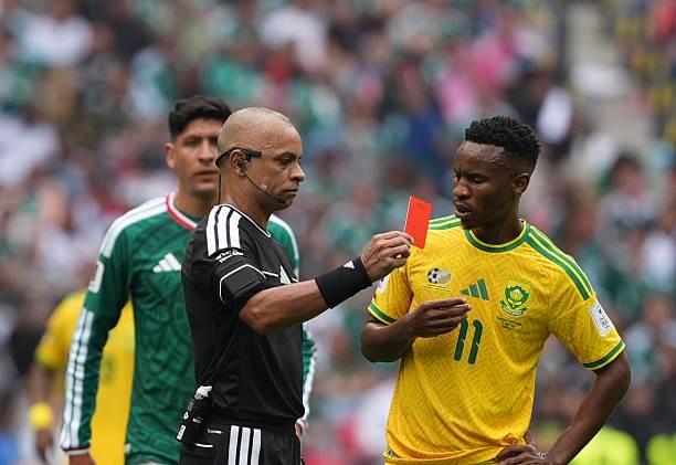 Trọng tài người Brazil Wilton Sampaio đã "chi" 3 thẻ đỏ trong trận khai mạc World Cup 2026.