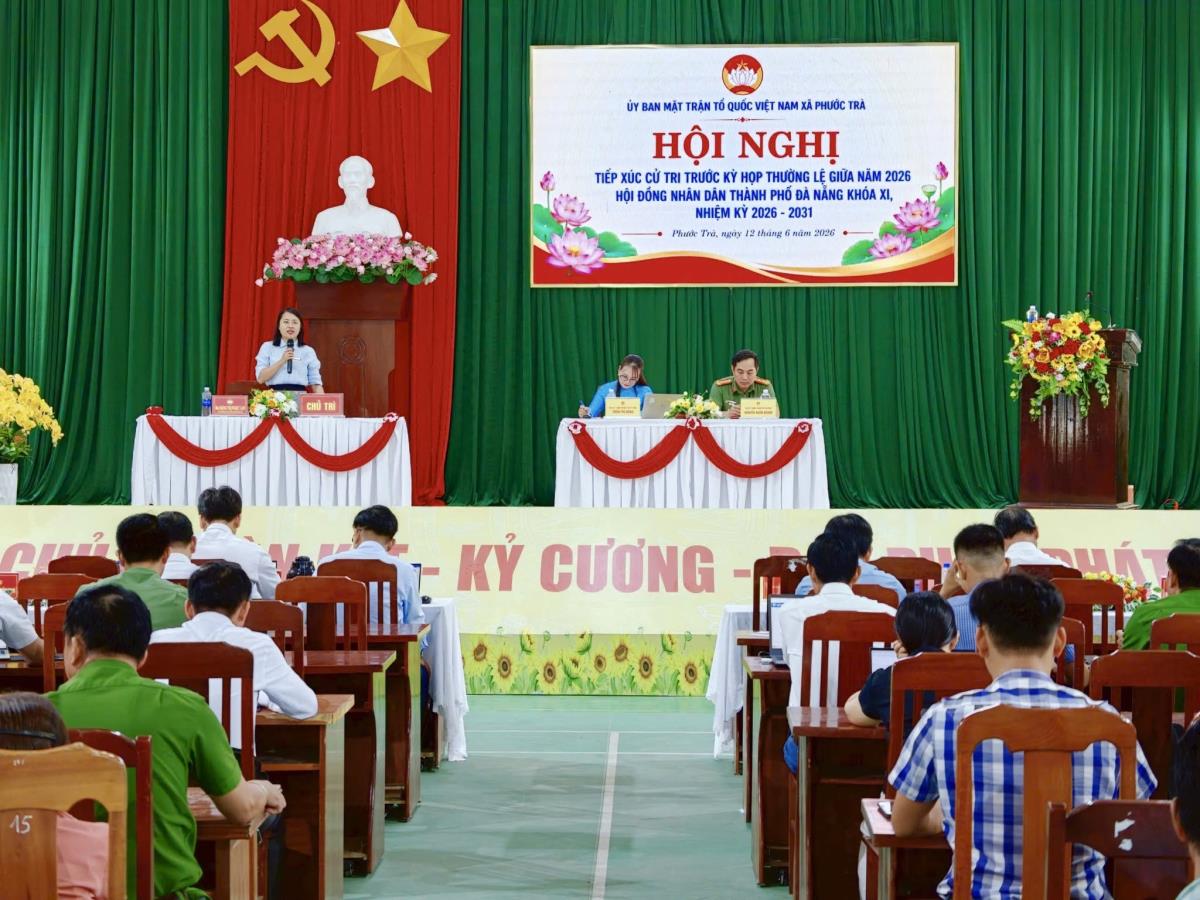 Đại tá Nguyễn Xuân Hoàng - Phó Giám đốc 33win03 thành phố trao đổi, tiếp thu ý kiến của các cử tri.