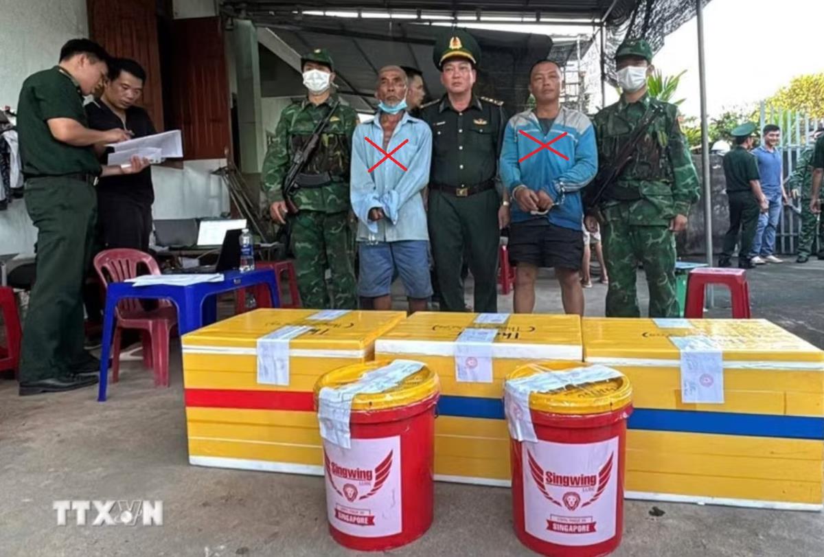 Đối tượng Ngô Thế Hải (dấu X) bị bắt cùng tang vật. Ảnh: TTXVN