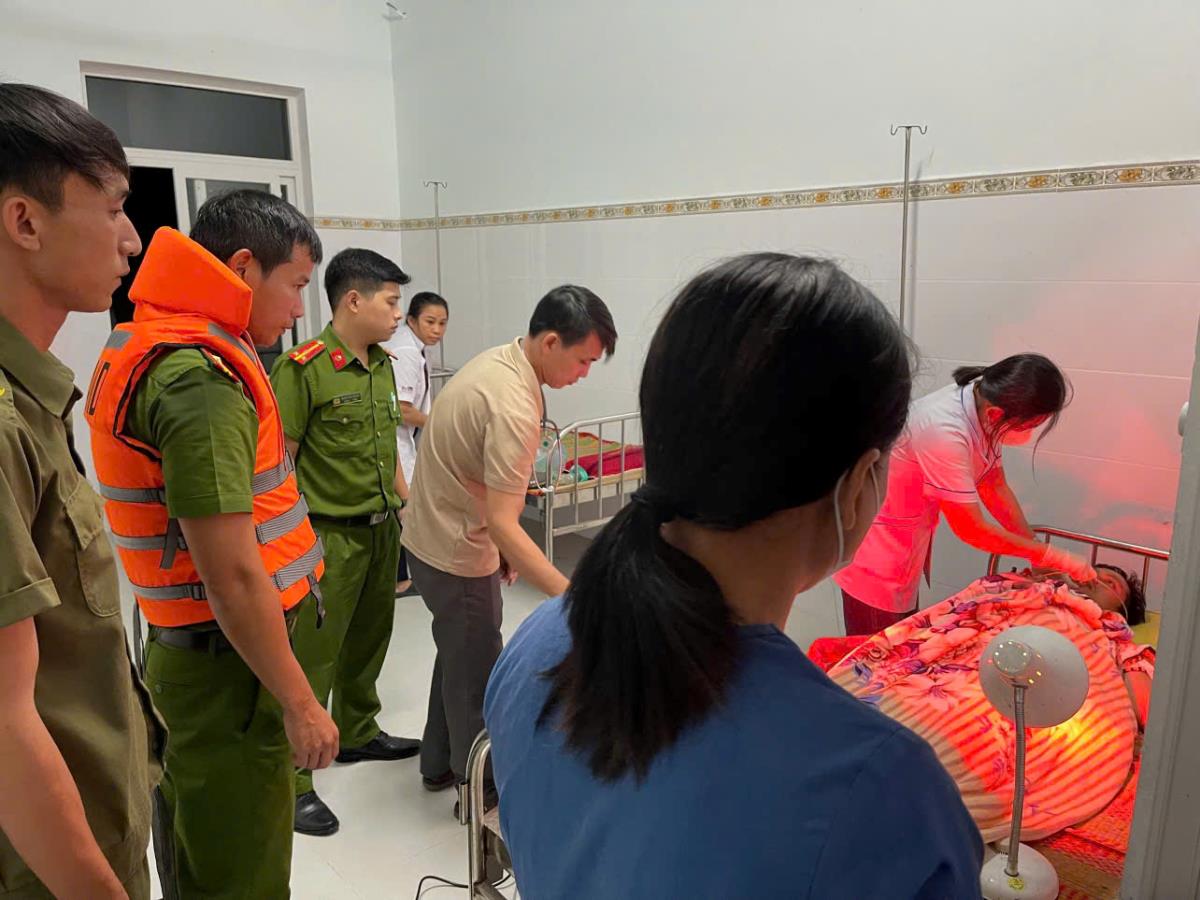 Nạn nhân được đưa đi cấp cứu và đã xuất viện.